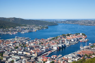 Obraz premium Panoramic view on Bergen city and the harbour from the Floyen mountain 