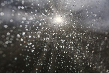 Obraz premium Regentropfen an einer Fensterscheibe