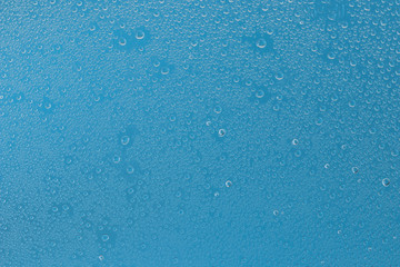 ガラスに付いた水滴 背景青