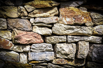Eine alte Natursteinmauer