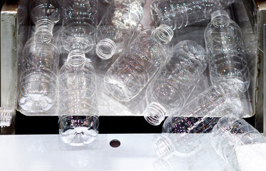 The colors and patterns of plastic bottles used in the industry.