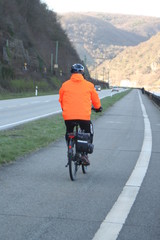 Fahrradfahrer am Rhein