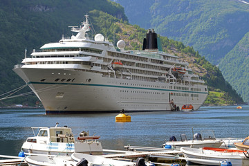 Luxus Liner im Geirangerfjord