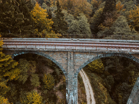 Alte Eisenbahnbr&uuml;cke im Wald