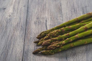 Grüner Spargel auf Holztisch mit Platz für text