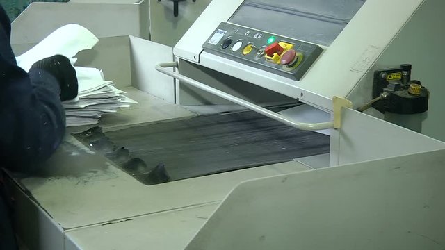 The process of destruction of paper documents on an industrial shredder