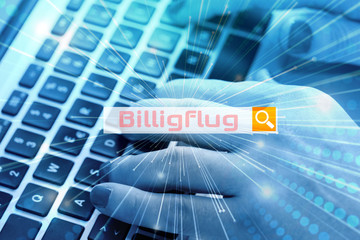 Eine Frau sucht am Computer nach billigem Flug