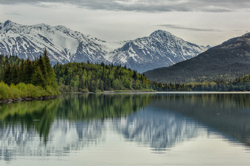 Montanha nevada e lago espelhado