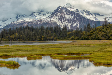 Fototapeta na wymiar Montanha nevada e lago espelhado