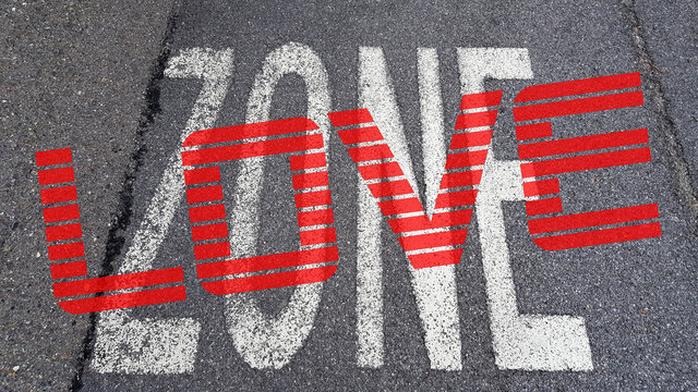 Love Zone Text rot auf Asphalt