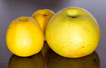 apples on the table