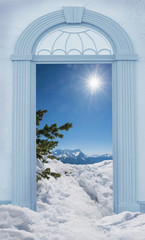 Torbogen mit Blick auf Winterlandschaft und Zugspitze