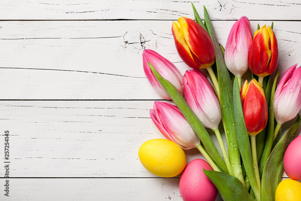 Poster Fresh colorful tulips and easter eggs on wooden background