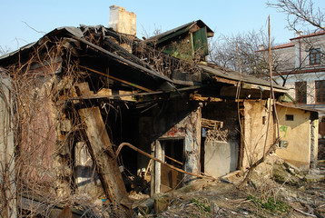 Fototapeta na wymiar The ruined old house on Podil