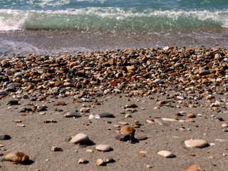 riva del mare con sassi colorati