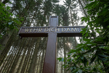 Kolpingkreuz im Wald bei Altenhundem Lennestadt