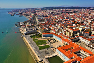 Fototapeta premium Lissabon Luftbilder - Luftaufnahmen von Lissabon: Ponte 25 de Abril, Castelo de São Jorge, Igreja de Santa Engrácia, Commerce Square und weitere Sehenswürdigkeiten