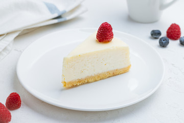Classic cheesecake with raspberry