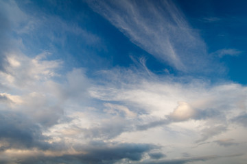 Obraz premium Blue sky with dramatic sunset clouds