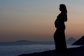 Silhueta grávida na praia