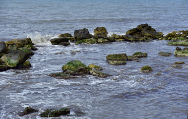 steine im meer in der brandung