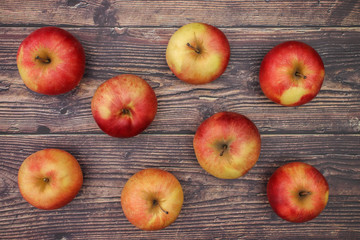 8 apples on the desk