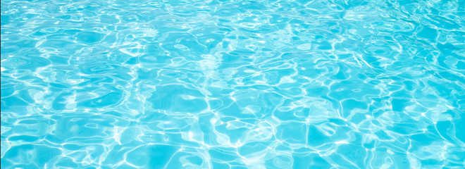 Blaues zerrissenes Wasser im Schwimmbad Sommerurlaub Banner