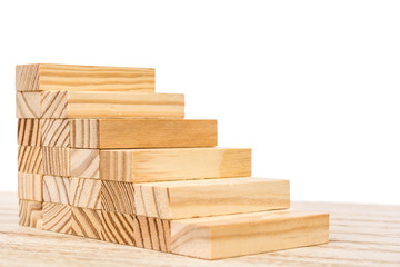 Holztreppe vor weißem Hintergrund als Symbol für schirttweisen Aufstieg