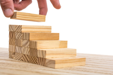 Schritt für Schritt das eigene Leben gestalten dargestellt mit einer Holztreppe