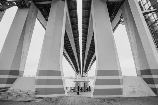 Black and white image of bridge over Don river