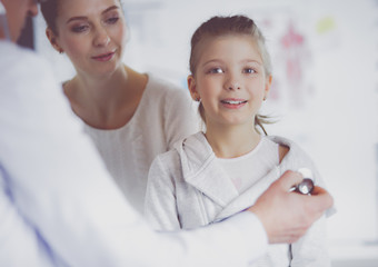 Obraz premium Little girl with her mother at a doctor on consultation