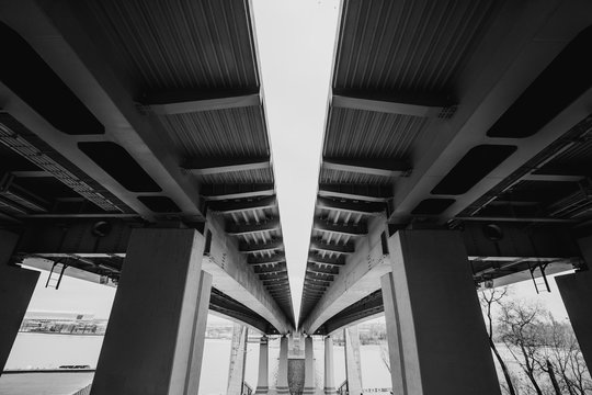 Black and white image of bridge over Don river