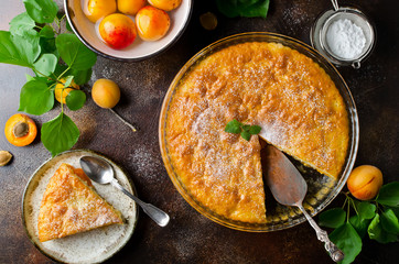 Sponge cake with apricots, dusted with icing sugar