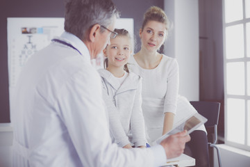 Obraz premium Little girl with her mother at a doctor on consultation