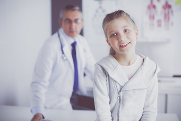 Obraz premium Portrait of a cute little girl and her doctor at hospital