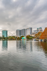 Obraz premium ORLANDO, FLORIDA, USA - DECEMBER, 2018: Eola Lake Park, popular destination for festivals, concerts, fundraising walks and even weddings.