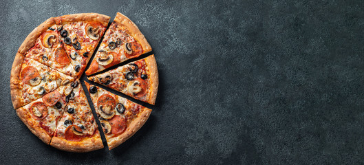 Obraz na płótnie Canvas Tasty pepperoni pizza with mushrooms and olives.