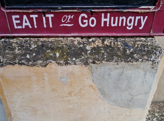 Eat it or go hungry Schild am Lokal