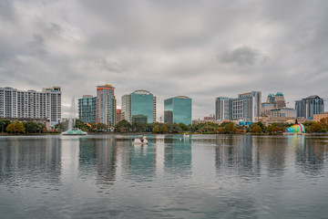 Fototapeta premium ORLANDO, FLORYDA, USA - GRUDZIEŃ 2018: Eola Lake Park, popularne miejsce na festiwale, koncerty, spacery zbierania funduszy, a nawet wesela.
