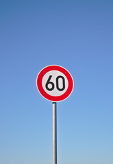 Straßenschild mit der Zahl 60