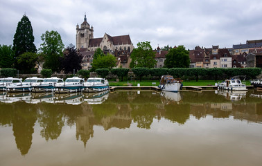 Fototapeta premium Altstadt von Dole mit Stiftskirche Notre-Dame