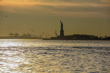 Fototapeta premium Statue of Liberty at sunset
