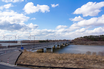 Fototapeta na wymiar 風力発電と道路を走行する自動車　自然エネルギー　イメージ