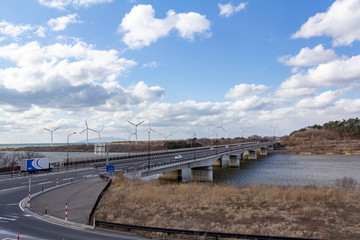 風力発電と道路を走行する自動車　自然エネルギー　イメージ