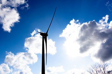 風力発電　風車　青空と太陽　自然エネルギー　イメージ