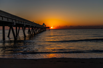 Fototapeta na wymiar Ocean Pier Sunrise