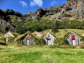 Fototapeta na wymiar Casas antiguas en Islandia