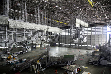 飛行機整備場の巨大な格納庫