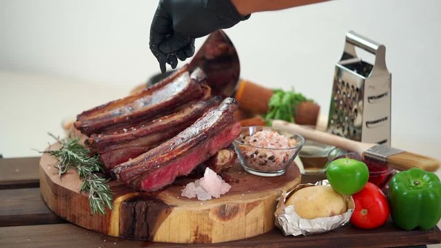 Slow motion ribs with sault