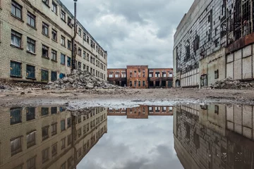 Fototapeten Verlassene Gebäude Überschwemmtes Gebiet des verlassenen Industriegebiets, Wasserreflexion  © Mulderphoto